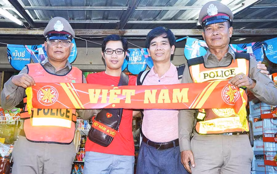  Tác giả (thứ 2 từ phải sang) chụp hình lưu niệm với Cảnh sát Thái Lan. Ảnh: M.V