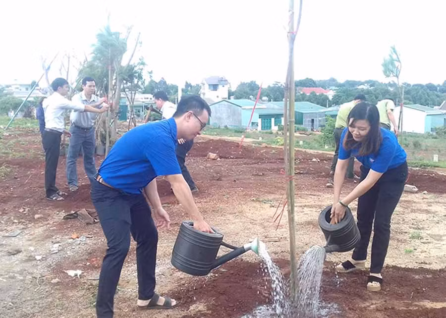  Đoàn viên huyện Đức Cơ trồng cây lưu niệm sau lễ phát động. Ảnh: Mỹ Duyên