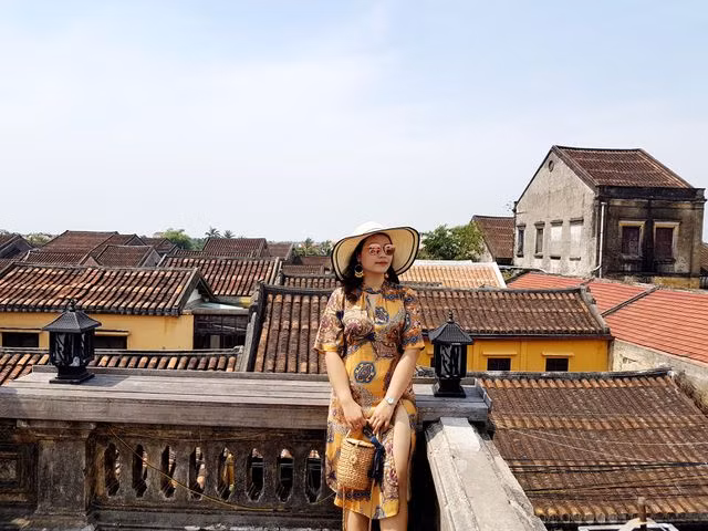 Trên sân thượng của quán là không gian để du khách check-in thoải mái. Backgroup chính là những mái ngói của phố cổ hiện lên khung hình