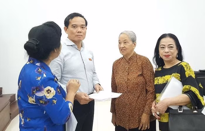 Phó Bí thư Thường trực Thành ủy TP.HCM Trần Lưu Quang trao đổi với cử tri quận 1. Ảnh: TÁ LÂM
