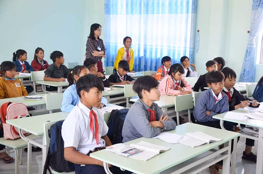 Một giờ học tại Trường Tiểu học và THCS Đinh Núp (xã Pờ Tó). Ảnh: Đ.P Một giờ học tại Trường Tiểu học và THCS Đinh Núp (xã Pờ Tó). Ảnh: Đ.P