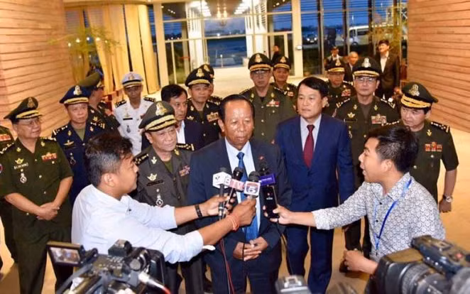 Bộ trưởng Quốc phòng Campuchia Tea Banh trả lời phỏng vấn của phóng viên ở sân bay quốc tế Phnom Penh vào tối 3/6. Ảnh: Facebook.