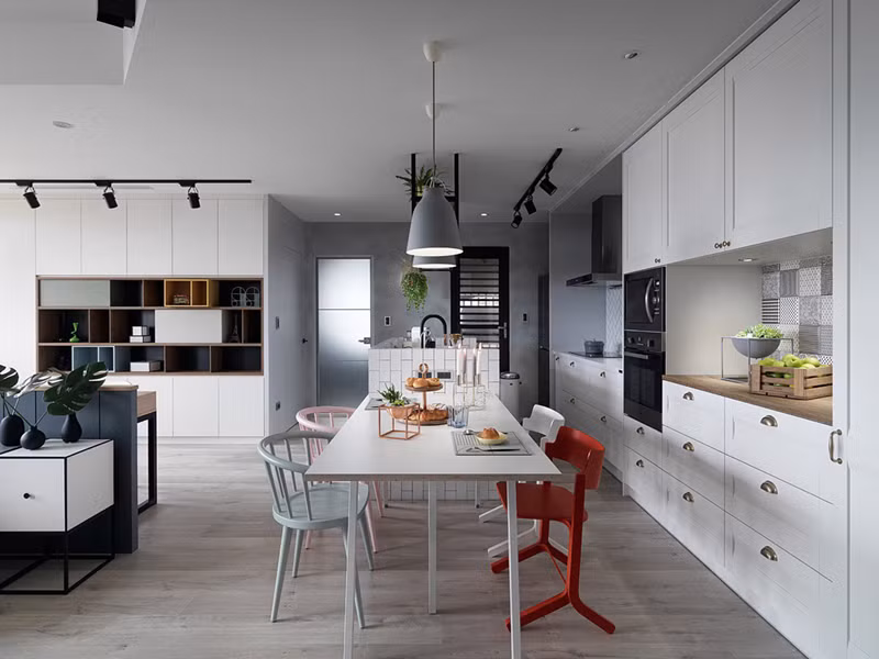  Các tủ bếp được đặt ở giữa cho phép việc di chuyển dễ dàng, trong khi những chiếc ghế ăn theo phong cách Scandinavian, mang đến sự sang trọng.