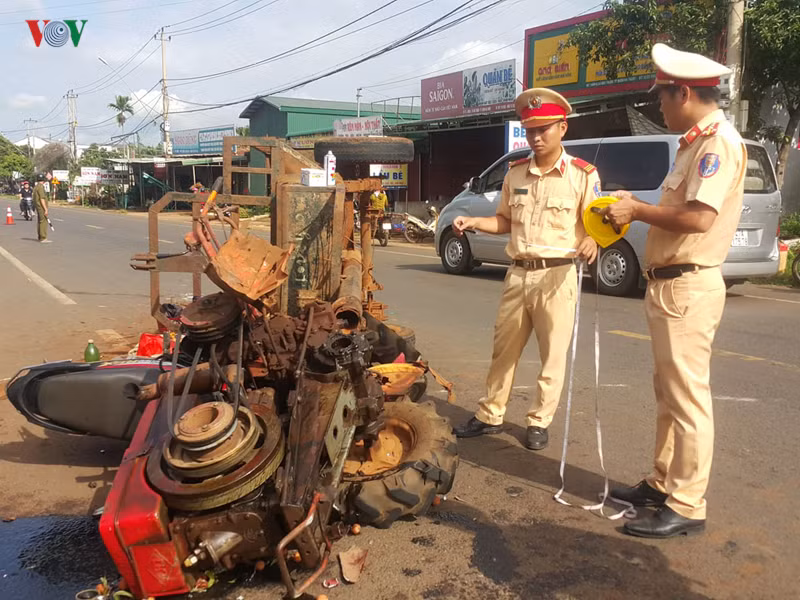 Phần đầu xe công nông đè lên xe máy. Phần đầu xe công nông đè lên xe máy.