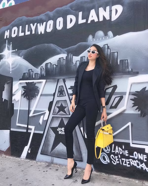 Phạm Hương chọn túi Hermes vàng khi diện nguyên 'cây đen' xuống phố. Mẫu áo blazer tôn dáng được người đẹp sử dụng cùng quần ôm và áo bó sát hình thể.