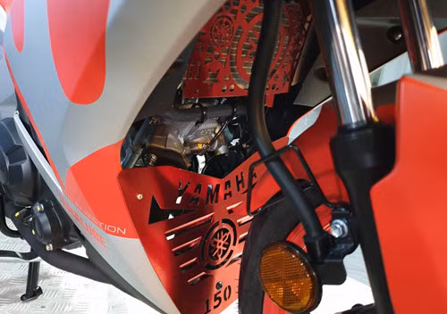 Phiên bản này được Yamaha bổ sung thêm tấm chắn bảo vệ động cơ, lọc gió Phiên bản này được Yamaha bổ sung thêm tấm chắn bảo vệ động cơ, lọc gió