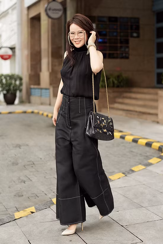  Áp dụng những nguyên tắc phối màu cơ bản, chị Hiền tự tin hình ảnh của mình luôn thu hút người đối diện. Đồng thời thể hiện được tính cách bản thân thông qua cách lựa chọn thời trang mạnh mẽ mà vẫn nữ tính, sang trọng nhưng vẫn trẻ trung.