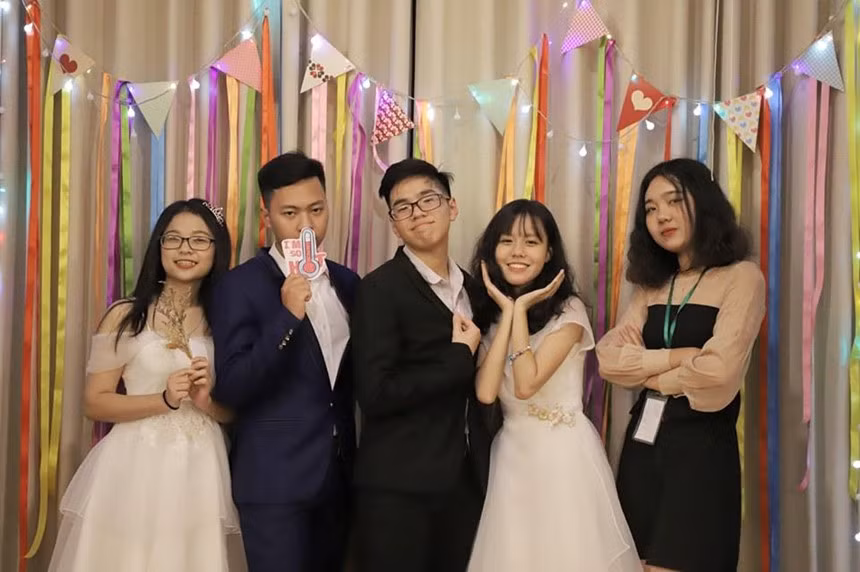 Ninh Quỳnh Anh (ngoài cùng bên trái) trúng tuyển 11 trường đại học tại Mỹ và Nhật Bản.