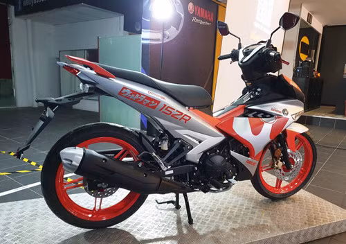 Y15ZR V2 Ultraman được sơn màu bạc kết hợp các hoạ tiết trang trí màu đỏ theo phong cách Ultraman Y15ZR V2 Ultraman được sơn màu bạc kết hợp các hoạ tiết trang trí màu đỏ theo phong cách Ultraman