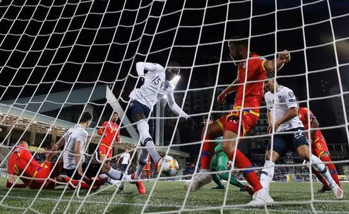 Kurt Zouma ấn định chiến thắng 4-0 cho tuyển Pháp