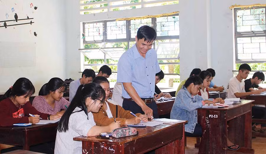  Chia học sinh theo nhóm để ôn tập là giải pháp của các lớp “chống trượt” tại Trường THPT Trường Chinh (huyện Chư Sê). Ảnh: N.G