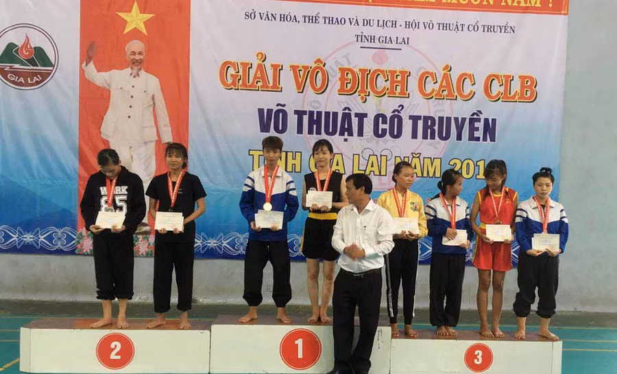 BTC trao giải cá nhân cho các VĐV có thành tích xuất sắc ở các nội dung thi đấu. Ảnh: Hà Phương