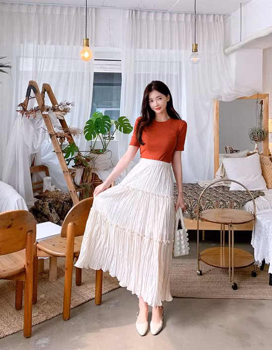 Song song với việc lựa chọn váy áo đúng mùa, cách sử dụng các mẫu phụ kiện đang được yêu thích sẽ góp phần giúp bạn gái trở nên sành điệu hơn. Ví dụ như túi xách kết hạt ngọc trai, túi vải canvas, túi mây tre đan.