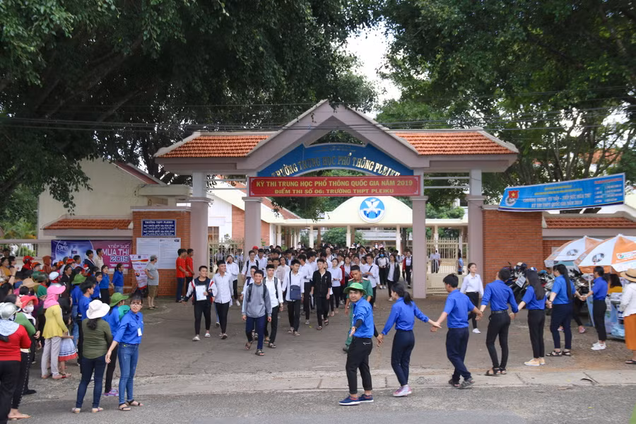 Một số thí sinh tỏ ra thoải mái vì đã hoàn thành xong môn thi cuối cùng của kỳ thi. Ảnh: Chí Hào