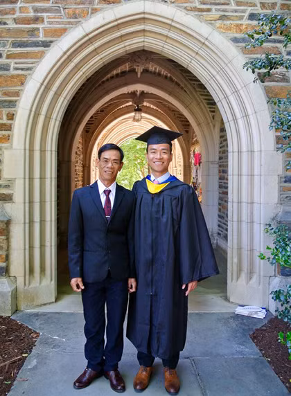 Quang biết ơn Đại học Duke cho mình học bổng toàn phần 70.000 đôla/năm (hơn 1,6 tỷ đồng) và cho cha mình sang Mỹ dự lễ tốt nghiệp của con trai năm 2016. Ảnh: Do Quang. Quang biết ơn Đại học Duke cho mình học bổng toàn phần 70.000 đôla/năm (hơn 1,6 tỷ đồng) và cho cha mình sang Mỹ dự lễ tốt nghiệp của con trai năm 2016. Ảnh: Do Quang.