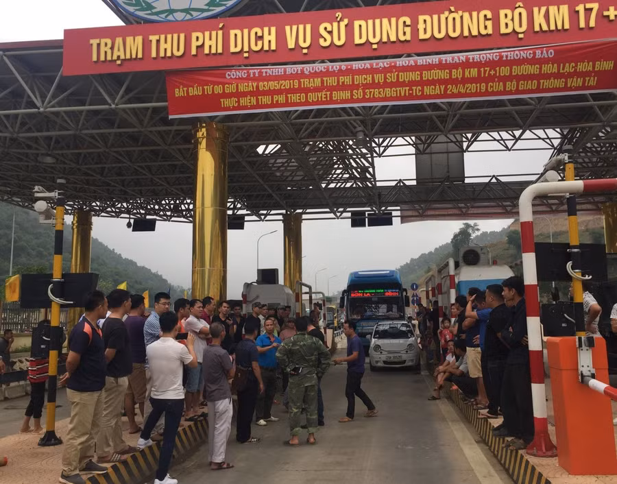 Người dân phản đối việc thu phí chưa hợp lý tại Trạm thu phí QL6 - Hòa Lạc, Hòa Bình. Ảnh: Thanh HảiTTXVN