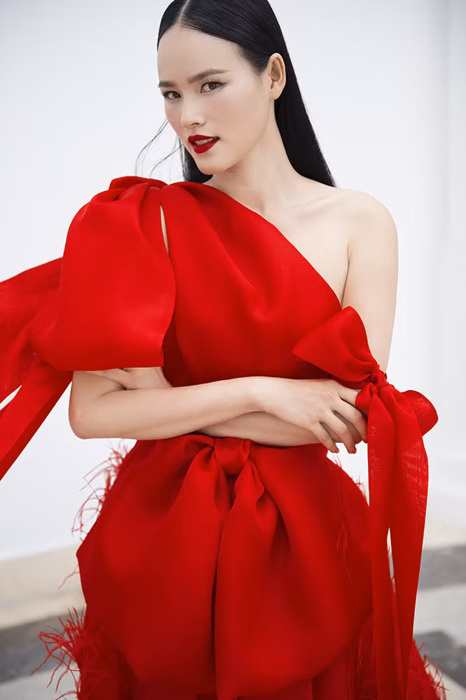  Song song đó, Á quân Next Top Tuyết Lan cũng đã có những chia sẻ thú vị về vai trò mới của mình. Theo đó, nữ người mẫu sinh năm 1990 cho biết, tuy mới lập gia đình và chưa có kinh nghiệm về nuôi dạy trẻ nhưng với hành trang về làm mẫu gần 10 năm, cô sẽ lấy hết tất cả những gì mình tích lũy được để giúp đỡ và hỗ trợ cho thí sinh của team mình.