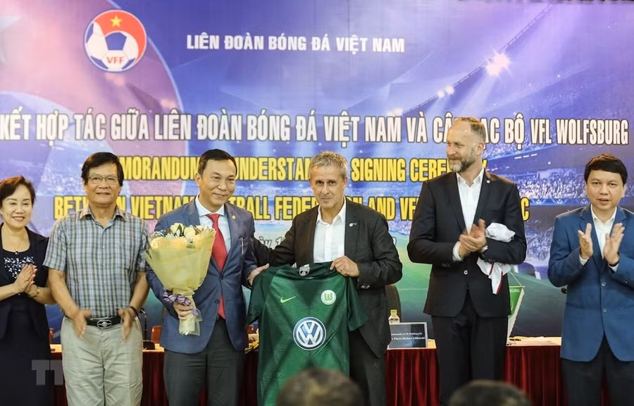 Ông Pierre Michael Littbarski, huyền thoại bóng đá Đức, Đại sứ CLB Wolfsburg tặng áo đấu của CLB Wolfsburg cho ông Trần Quốc Tuấn, Phó Chủ tịch thường trực VFF. (Ảnh: Trọng Đạt/TTXVN) Ông Pierre Michael Littbarski, huyền thoại bóng đá Đức, Đại sứ CLB Wolfsburg tặng áo đấu của CLB Wolfsburg cho ông Trần Quốc Tuấn, Phó Chủ tịch thường trực VFF. (Ảnh: Trọng Đạt/TTXVN)