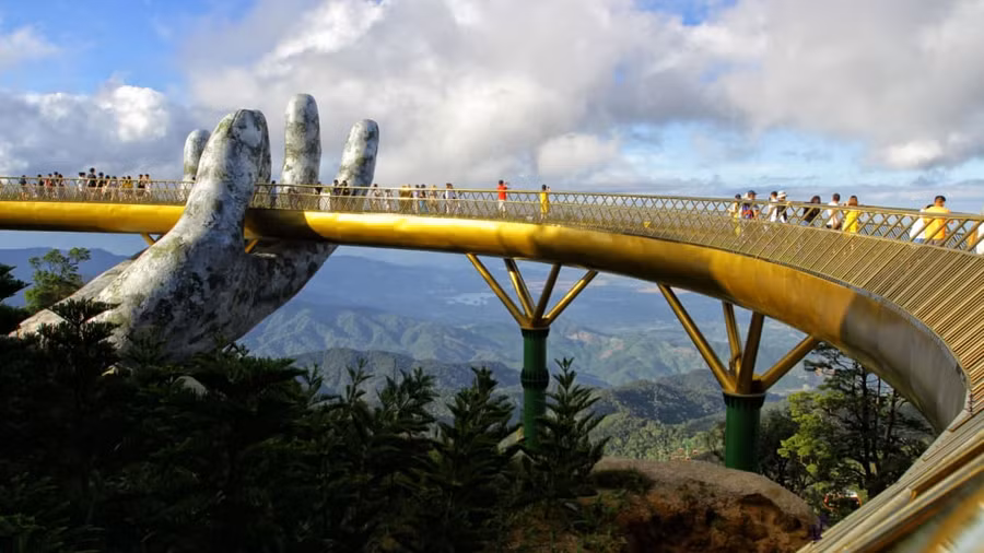 Cây Cầu Vàng nổi tiếng tại Bà Nà Hills. Ảnh: CNN