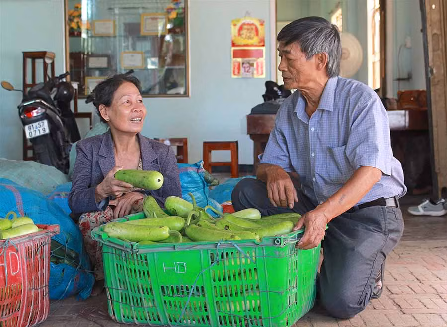 Dù đã tách ra làm ăn riêng từ lâu nhưng ông Ngọ và bà Đào vẫn thường xuyên chia sẻ kinh nghiệm buôn bán. Ảnh: Hồng Thi