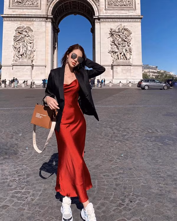 Jolie Nguyễn thể hiện sự phá cách khi chọn giầy đế khủng để mặc cùng váy lụa mềm. Cô cũng chọn kiểu áo thịnh hành để hoàn thiện set đồ dạo phố.