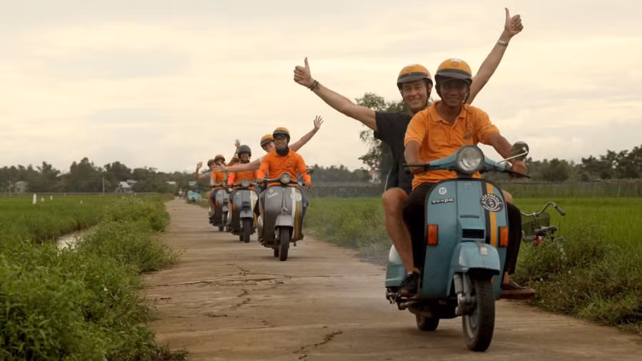 Đối với các tour du lịch nông thôn, Vespa Adventures là lựa chọn tốt nhất dành cho du khách. Ảnh: CNN