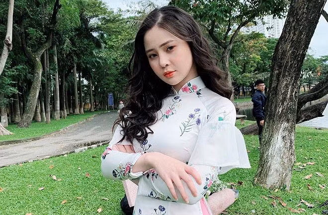 Thái Thảo Nguyên (sinh năm 1998) được chú ý sau loạt ảnh xuất hiện trên diễn đàn tìm kiếm trai xinh gái đẹp vào năm 2017. Cô đang theo học tại ĐH RMIT. Nổi tiếng trên mạng xã hội, 9X từng gặp không ít rắc rối với những lời đồn, bình luận khiếm nhã. 