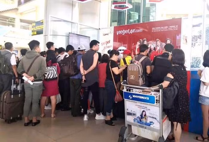 Hành khách bị hoãn, hủy chuyến đang tập trung làm thủ tục tại sân bay Nội Bài sáng 15-6 - Ảnh: N.T.M.