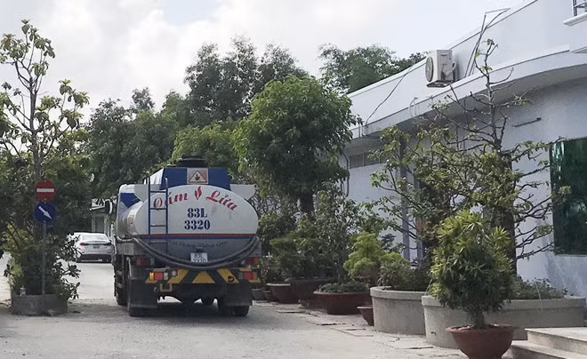  Xe bồn ra vào kho xăng dầu Phú Mỹ Hưng ngày 2/6. Ảnh: Việt Tường.