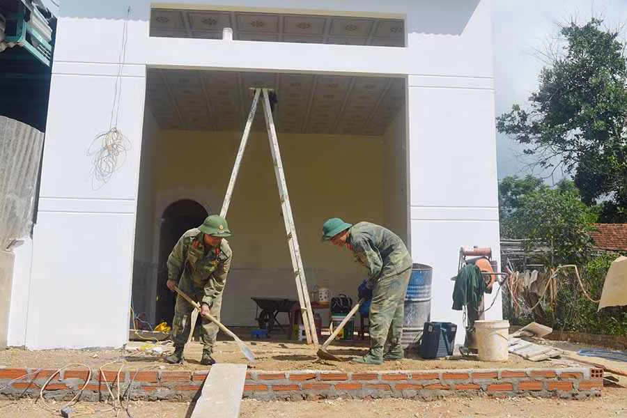  Chiến sĩ Lữ đoàn Pháo binh 40 (Quân đoàn 3) hỗ trợ ngày công xây dựng nhà cho đồng đội. Ảnh: V.D.H