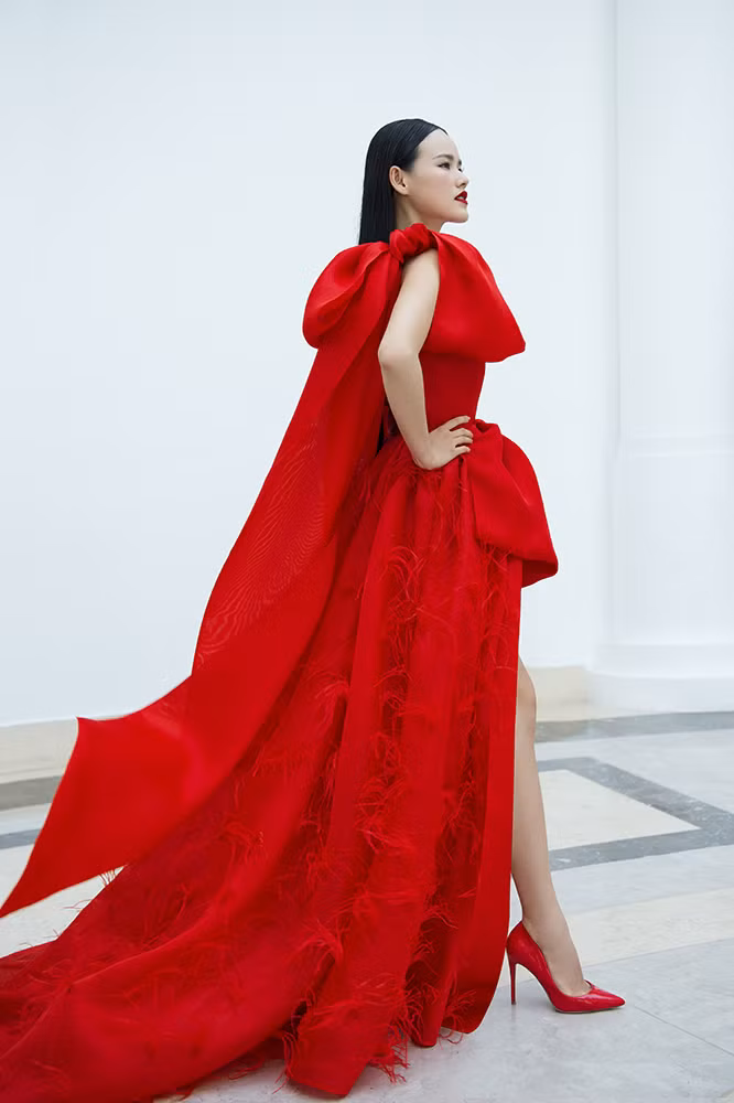 Tuyết Lan – Á quân VNTM 2010. Tuy chạm đích cuộc thi với vị trí Á quân nhưng Tuyết Lan là một trong những thí sinh được giới chuyên môn đánh giá rất cao bởi khuôn mặt đậm chất Á đông và đầy cá tính.