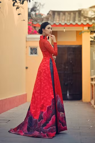 Người mẫu được gửi gắm thể hiện bộ sưu tập áo dài lần này là nàng thơ Lê Trần Ngọc Trân - Hoa khôi Du lịch Huế 2016. Sở dĩ Khánh Shyna ưu ái để Ngọc Trân thể hiện cho BST này vì cô sở hữu nét đẹp thuần Việt nhờ đôi mắt phượng, khuôn miệng nhỏ và đường nét thanh tú. t