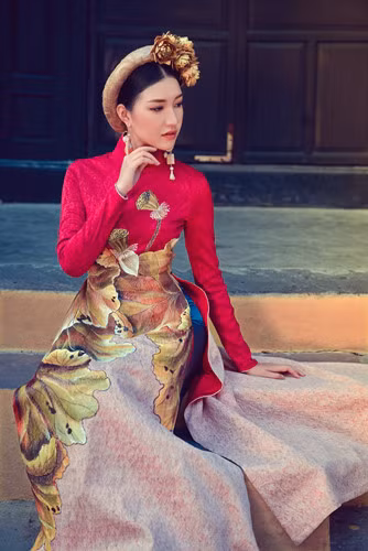 Mấn đội đầu màu vàng ánh kim hay bộ trang sức cẩm thạch được làm hoàn toàn bằng phương pháp thủ công, mang đến cảm giác thư thái, quyền quý cho bộ sưu tập. 8