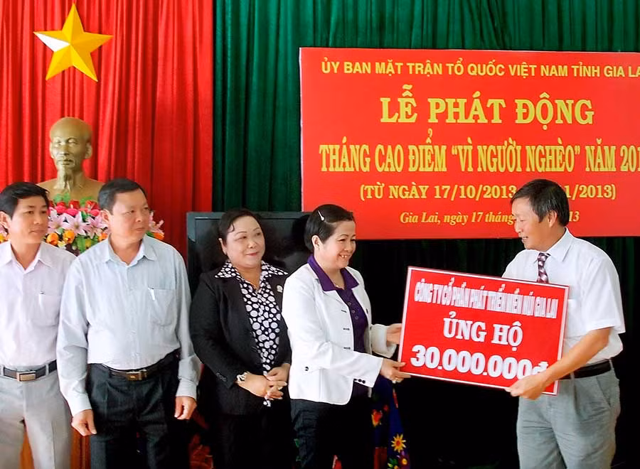  Công ty cổ phần Kinh doanh và Phát triển Miền núi tham gia ủng hộ Quỹ vì người nghèo. Ảnh: T.N
