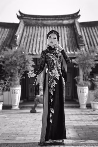 NTK gốc Huế quyết định không cường điệu hóa tà áo dài bằng những kiểu dáng cách tân. Anh lựa chọn các phom dáng cổ điển và từ đó sáng tạo, chấm phá thêm những ý tưởng mới lạ trên nền nhung gấm lụa. 3