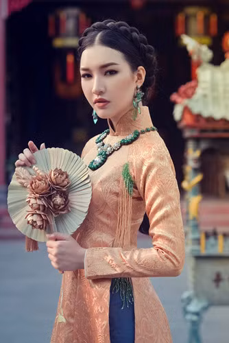 Màu sắc của các bộ áo dài không quá chói lóa, nhưng vẫn đủ nổi bật để không bị lu mờ giữa không gian hữu tình của xứ Huế thơ. 1