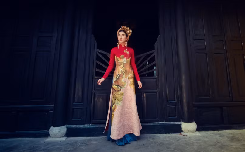 Ở bộ sưu tập lần này, Khánh Shyna lựa chọn hai kiểu dáng áo dài rất đỗi quen thuộc đối với phụ nữ Việt. Những thiết kế với phần eo bó và ống tay ôm tôn vẻ mềm mại và nhẹ nhàng của người mặc. 5
