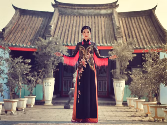 Đúng như tên gọi, bộ sưu tập tôn vinh vẻ đẹp sắc nước hương trời của những người phụ nữ Việt và được thiết kế dựa trên ý tưởng về hình ảnh hoa sen Đại Nội kinh thành Huế. t