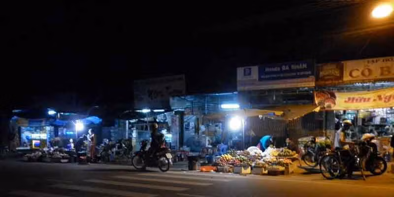 Phố huyện le lói ánh đèn hòa chung vào bức tranh sinh hoạt về đêm của người dân. Ảnh: Trần Dung