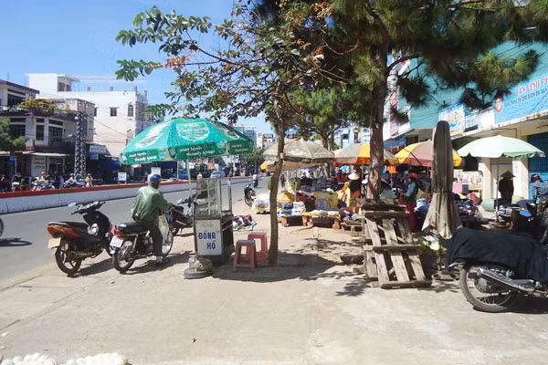 Các hộ buôn bán lấn chiếm vỉa hè đường Hai Bà Trưng.