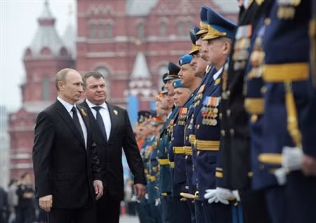 Tổng thống Putin (trái) và Bộ trưởng Quốc phòng Anatoly Serdyukov trong buổi lễ kỷ niệm chiến thắng Phát xít Quảng trường Đỏ hồi tháng 9 vừa qua.