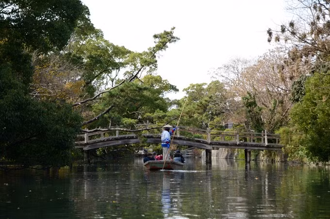  Yanagawa phù hợp để tham quan trong ngày, nhất khi bạn ở gần thành phố Hakata hoặc đền Dazaifu, Fukuoka. Nơi đây không chỉ có phong cảnh hữu tình mà còn giàu văn hoá và lịch sử, cùng người dân thân thiện. Bạn có thể đến thành phố bằng tàu Nishitetsu, giá 850 yen (170.000 đồng) một chiều từ Nishitetsu Fukuoka (nằm ở Tenjin). Nishitetsu là một tuyến đường sắt tư nhân, vì vậy bạn không thể sử dụng thẻ JR Rail.