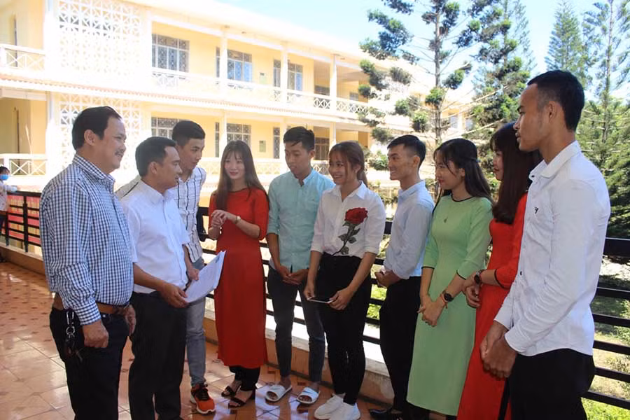  Anh Đỗ Duy Nam-Phó Bí thư Tỉnh Đoàn (thứ 2 từ trái sang) trao đổi với các sinh viên tham gia phỏng vấn. Ảnh: P.L