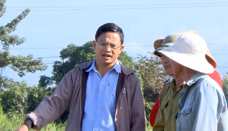 Ông Phạm Văn Phương trao đổi với người dân về làm đường nội đồng. Ảnh: Trần Đức