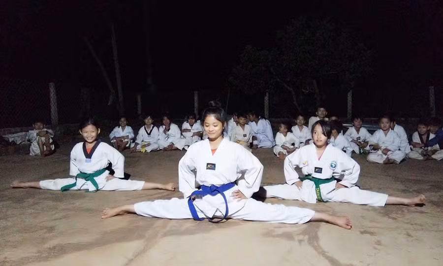  Các võ sinh tham gia lớp võ thuật của thầy giáo Nhữ Quốc Việt. Ảnh: Y.P