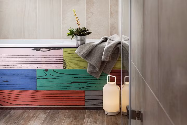 Bồn tắm thể hiện trọn vẹn chủ đề màu sắc mà chủ nhà đang theo đuổi. Bồn tắm thể hiện trọn vẹn chủ đề màu sắc mà chủ nhà đang theo đuổi.