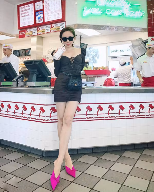 Những mẫu túi đang khiến các fashionista thế giới 'nức lòng' như túi Dior yên ngựa, túi Dior xách tay to bản, Chanel đeo hông, Louis Vuitton... cũng được Tóc Tiên 'tậu' để tạo điểm nhấn cho phong cách.