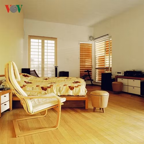  Phòng ngủ chính của chủ nhân. Một bức tường xéo trong phòng phía đầu giường với góc quay của giường lệch khỏi hệ tọa độ vuông - thẳng; với lý do hợp hướng. Song điều đó mang lại sự chuyển động thú vị trong không gian và ngăn cách hợp lý về mặt công năng: tạo nên phòng thay quần áo qua vách này.