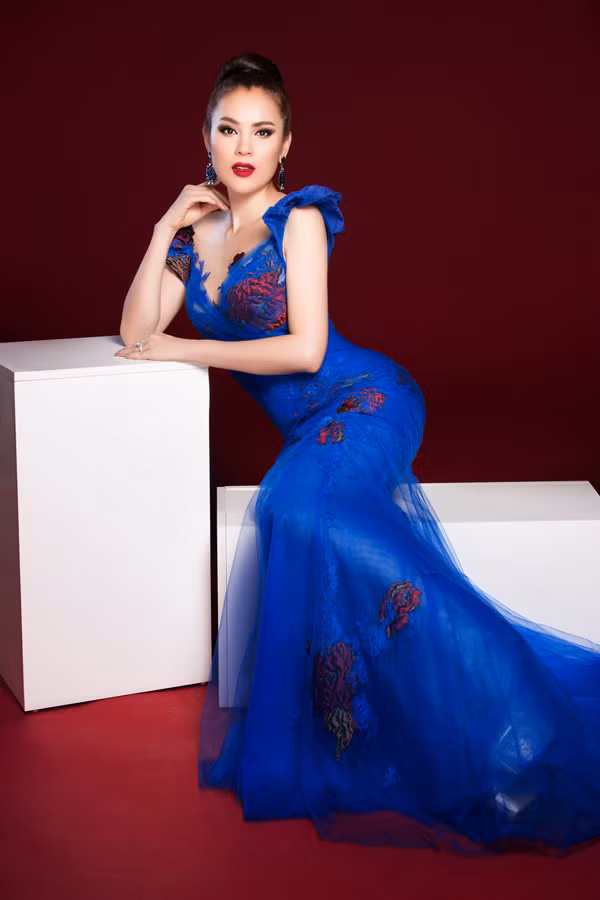  Phương Lê hiện kinh doanh bất động sản và dịch vụ làm đẹp tại TP HCM. Cô thường xuyên tham dự các sự kiện của làng giải trí và có mối quan hệ thân thiết với nhiều nghệ sĩ như nhà thiết kế Đỗ Mạnh Cường, 'đàn em' cùng quê Ngọc Trinh...