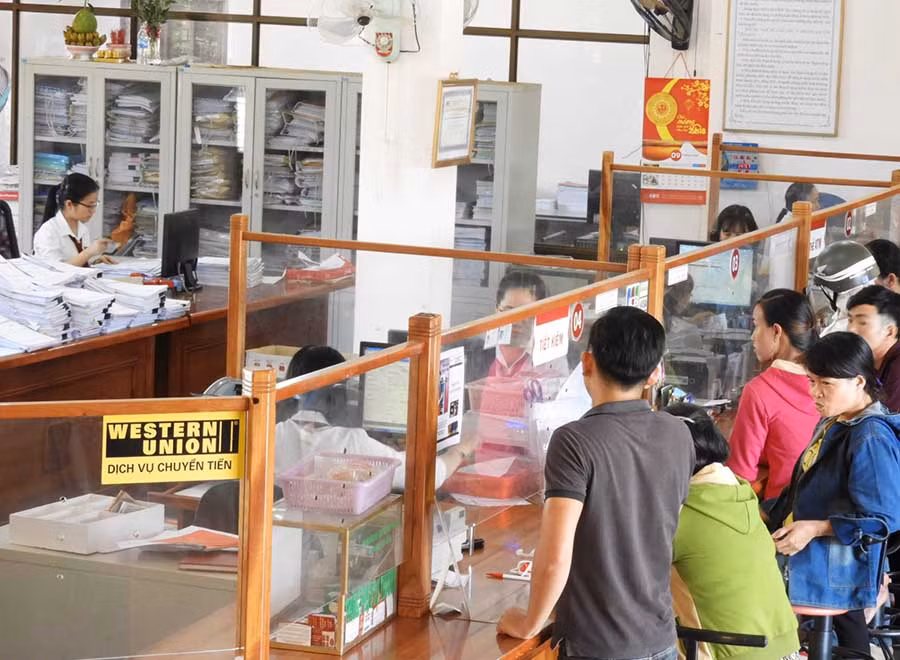 Các cá nhân và doanh nghiệp thực hiện nộp nghĩa vụ tài chính. Ảnh: Thanh Nhật
